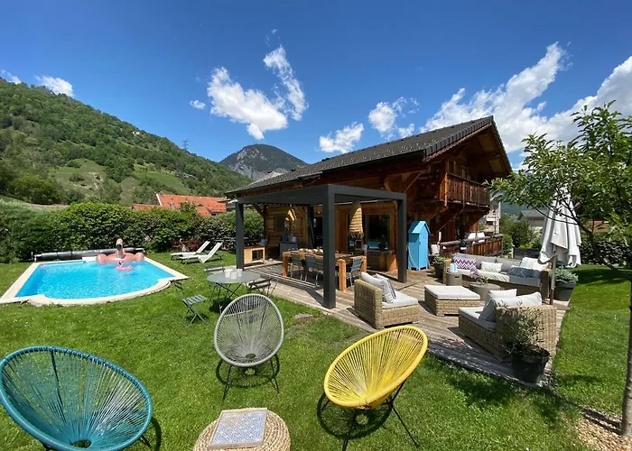 Grand chalet à la montagne